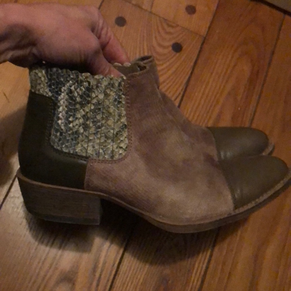 Coconuts size 9 snake bootie